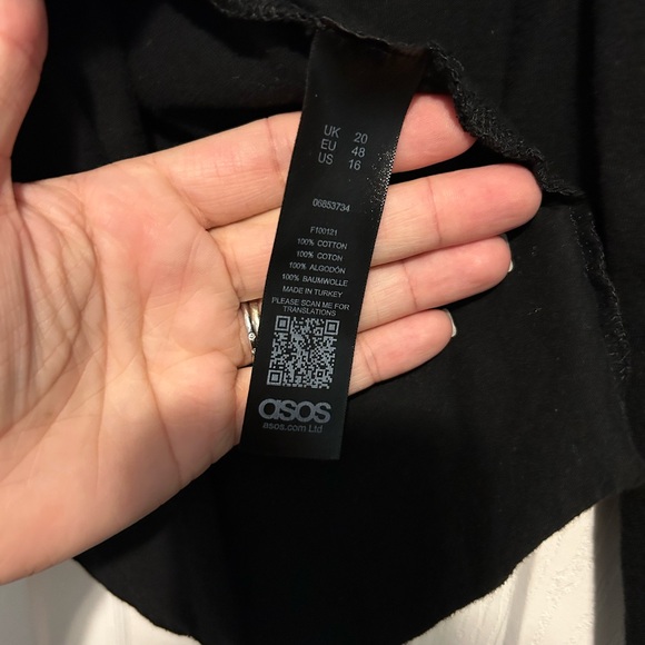 Black short sleeve split back top. - Picture 4 of 4